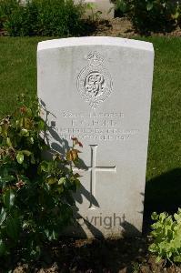 Dozinghem Military Cemetery - Ford, F C